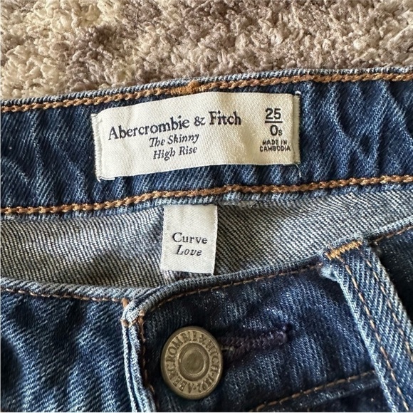 NWOT Abercrombie And Fitch Curve Love High Rise Skinny Jeans Distressed Raw Hem - Picture 3 of 7